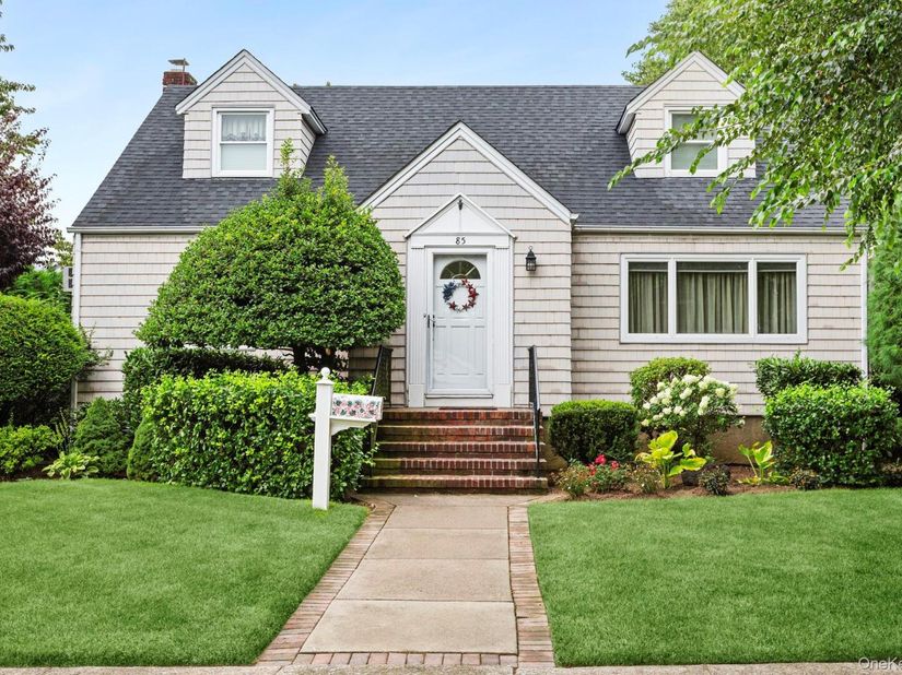 85 Woodlawn Avenue, Valley Stream NY 11581