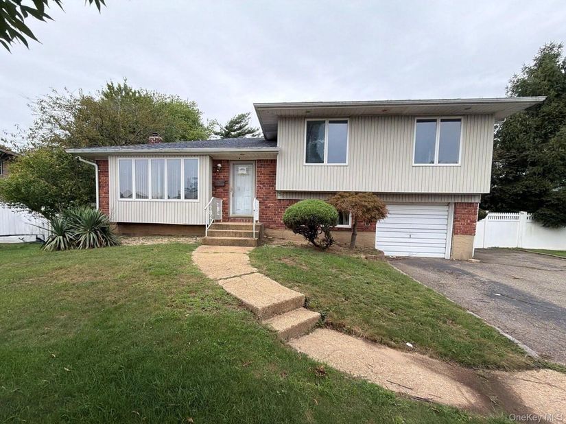 35 Eagle Lane, Farmingdale NY 11735