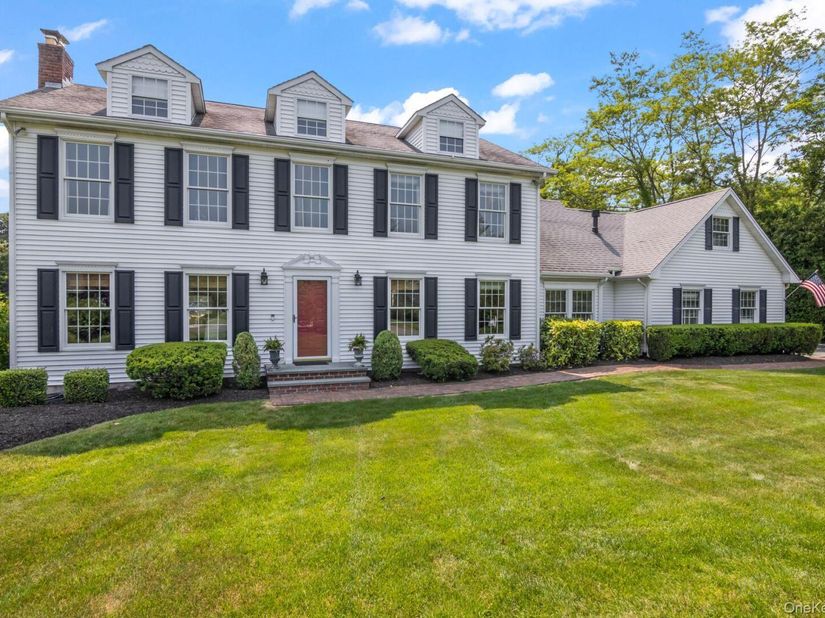 17 Lemark Court, East Setauket NY 11733