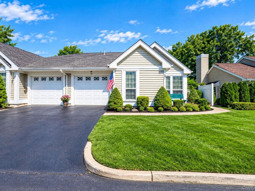 20 Wainscott Court, Ridge NY 11961