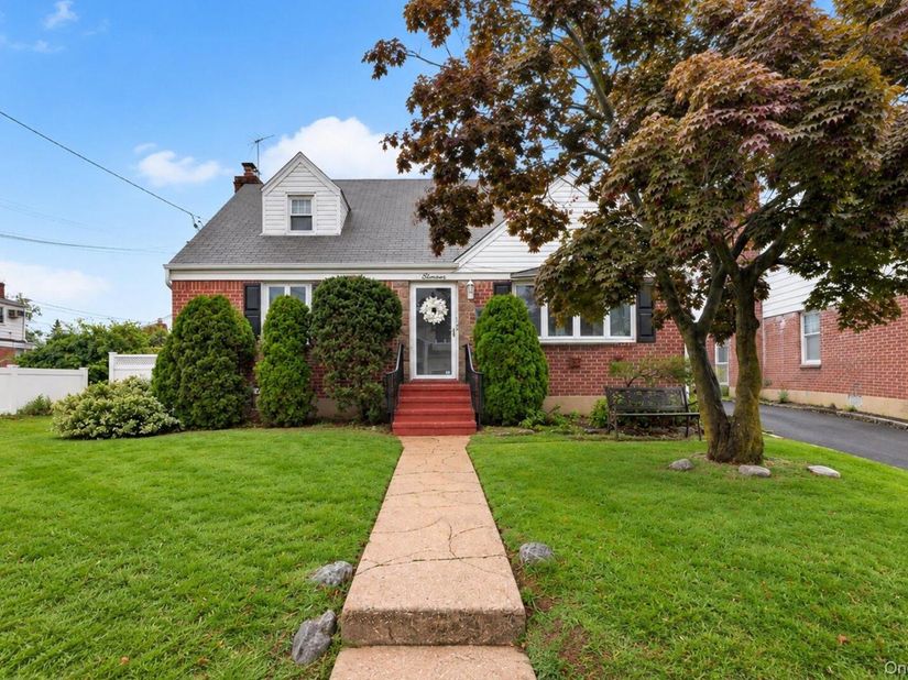 11 White Street, Valley Stream NY 11580