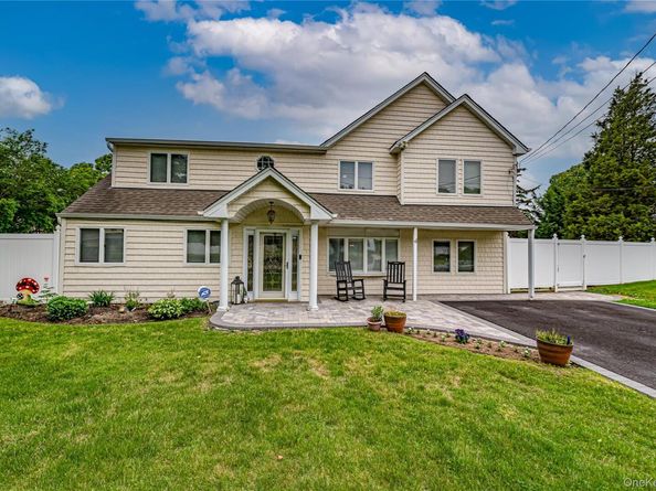 4 Country Greens Drive, Holtsville NY 11742