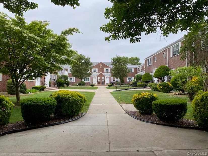 254-25 75th Avenue 2nd fl, Glen Oaks NY 11004