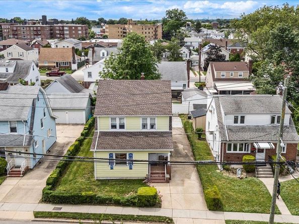 205 Roslyn Road, Mineola NY 11501