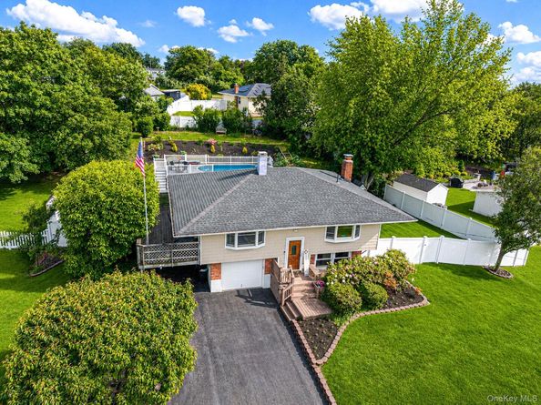 16 Lynx Lane, East Setauket NY 11733