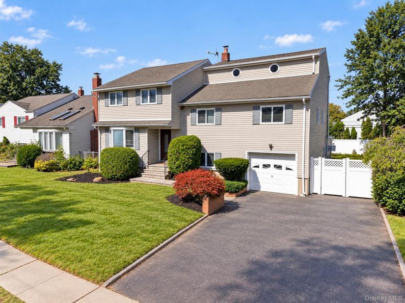 11 Lincrest Street, Syosset NY 11791