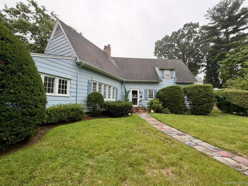 371 Grosvenor Street, Douglaston NY 11363