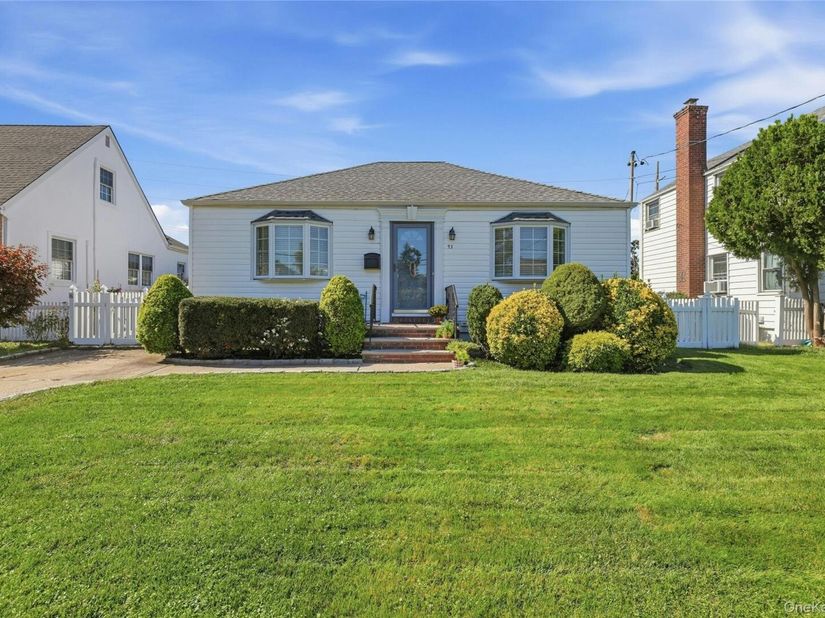 53 Greenway W, New Hyde Park NY 11040