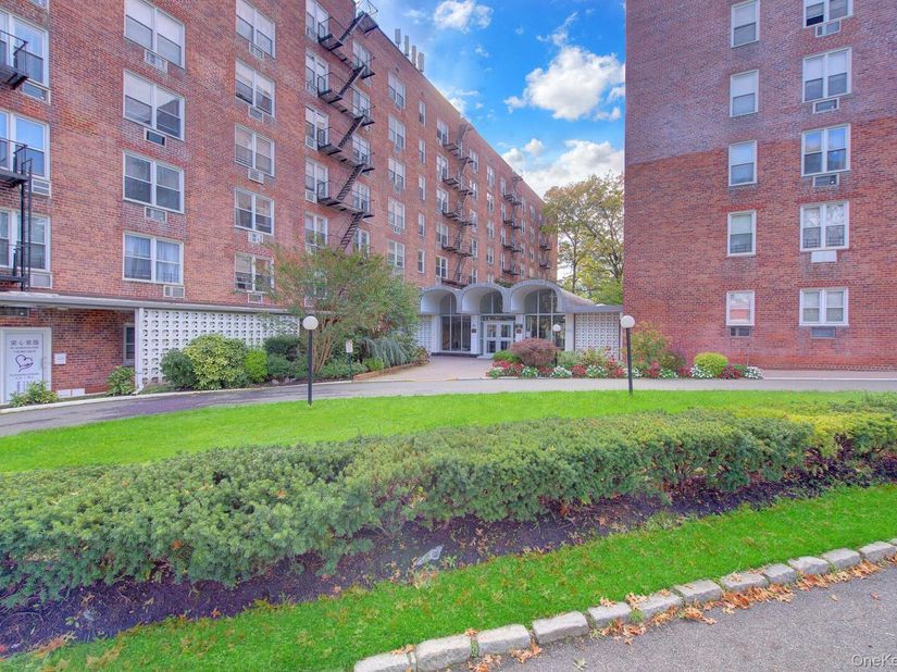 54-40 Little Neck Parkway 6M, Little Neck NY 11362