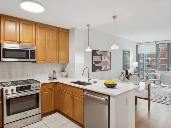 425 Main Street 8A, New York NY 10044