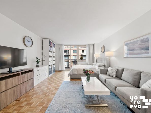 393 West 49th Street 4DD, New York NY 10019