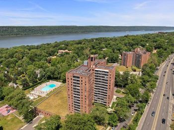 4705 Henry Hudson Parkway W