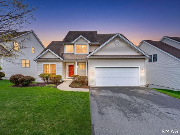 18 Tobins Court 18, Danbury CT 06810