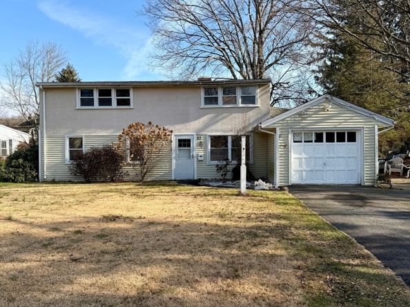 33 Assisi Way, Norwalk CT 06854