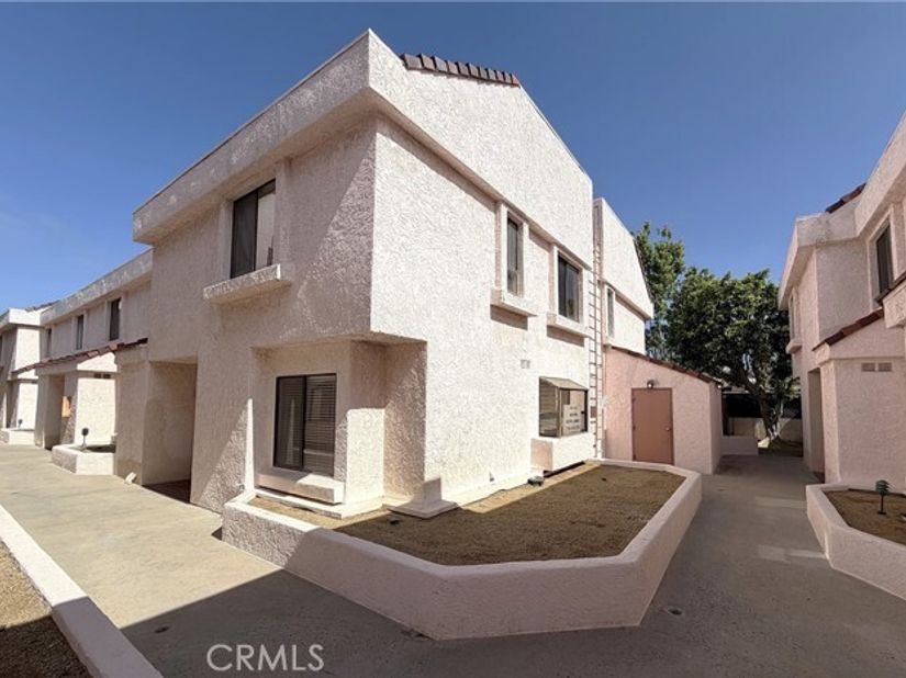 9906 Owensmouth 12, Chatsworth (los Angeles) CA 91311
