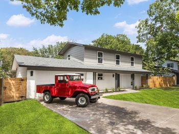 2112 Vanderbilt LN