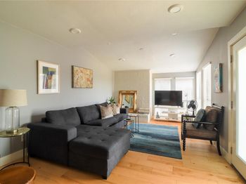 909 Reinli ST