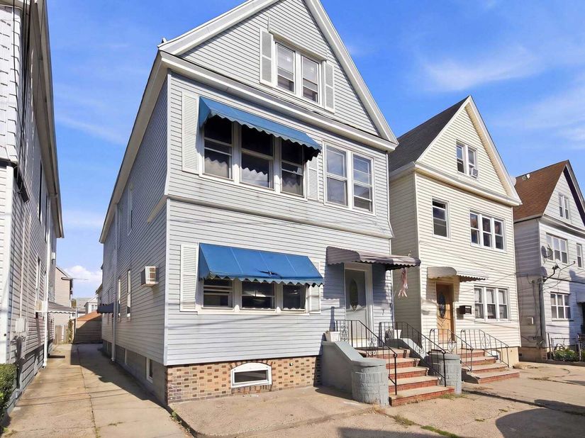 15 Newark Bay Ct, Bayonne NJ 07002