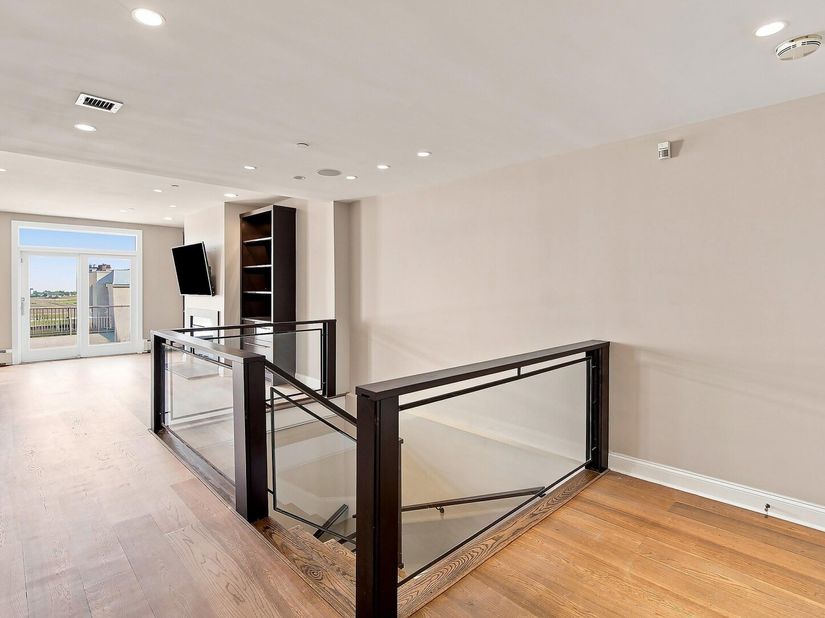 208 Shearwater Ct West 71, Jersey City NJ 07305