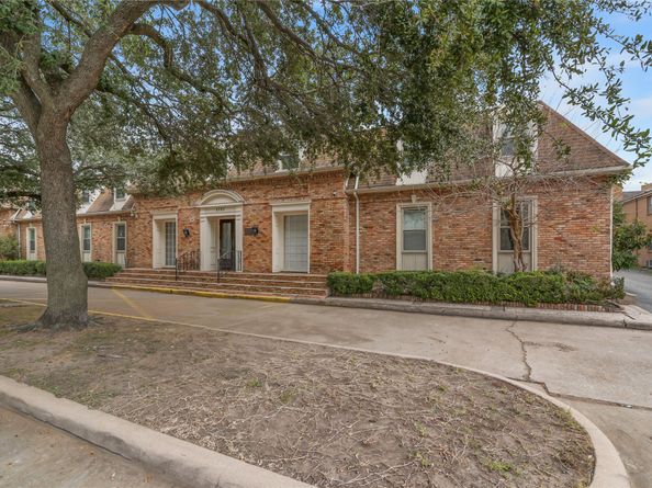 2727 Briarhurst Drive 2, Houston TX 77057