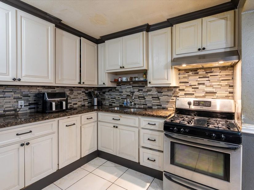 6817 Kassarine Pass, Houston TX 77033