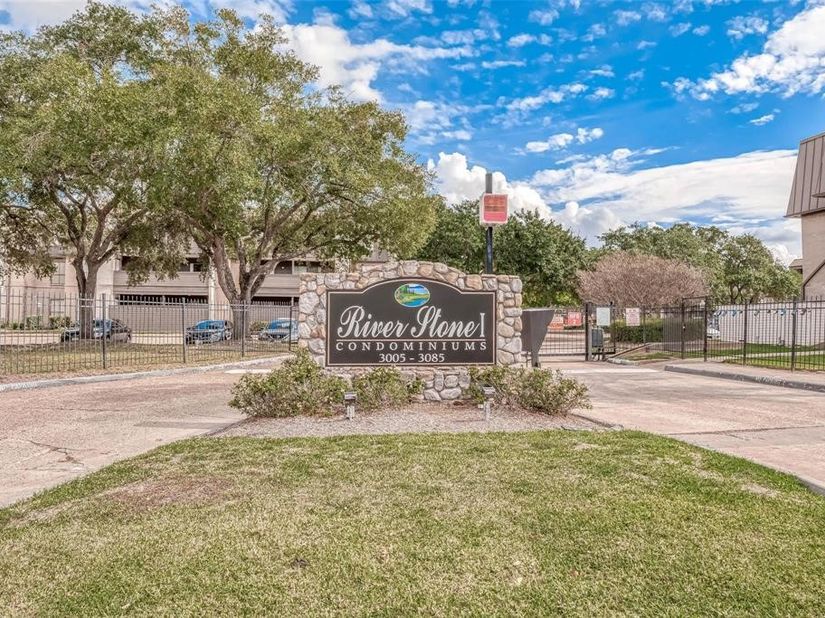 3075 Walnut Bend Lane 23, Houston TX 77042