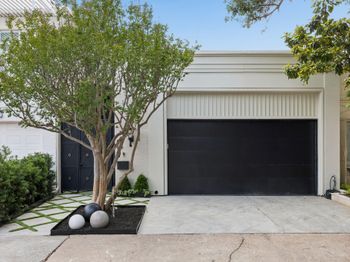 10 S Briar Hollow Lane
