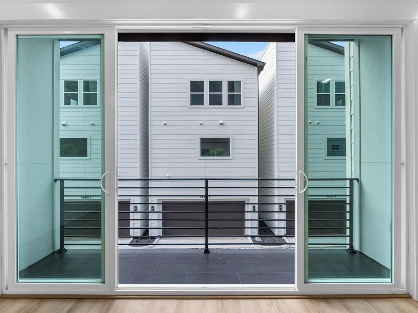 4802 Elysian Street E, Houston TX 77009