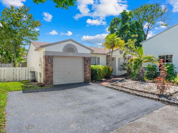 14680 N Beckley Sq, Davie FL 33325