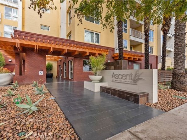 21301 Erwin Street 226, Woodland Hills (los Angeles) CA 91367