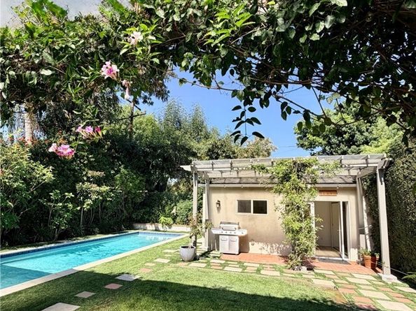 12139 Hollyglen Place, Studio City (los Angeles) CA 91604