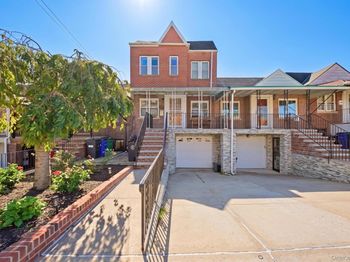 6908 Penelope Avenue