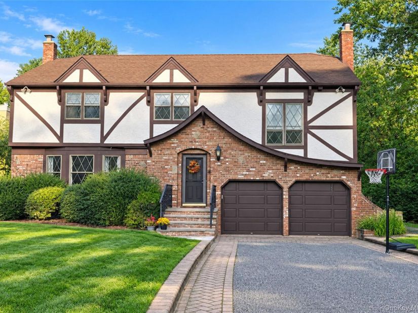 43 Pelican Court, Syosset NY 11791