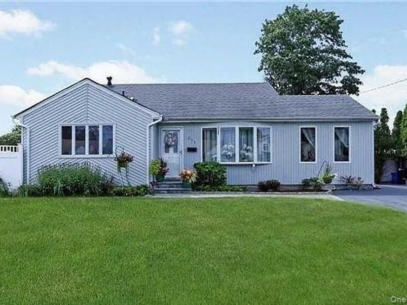 258 E 4th Street, Deer Park NY 11729