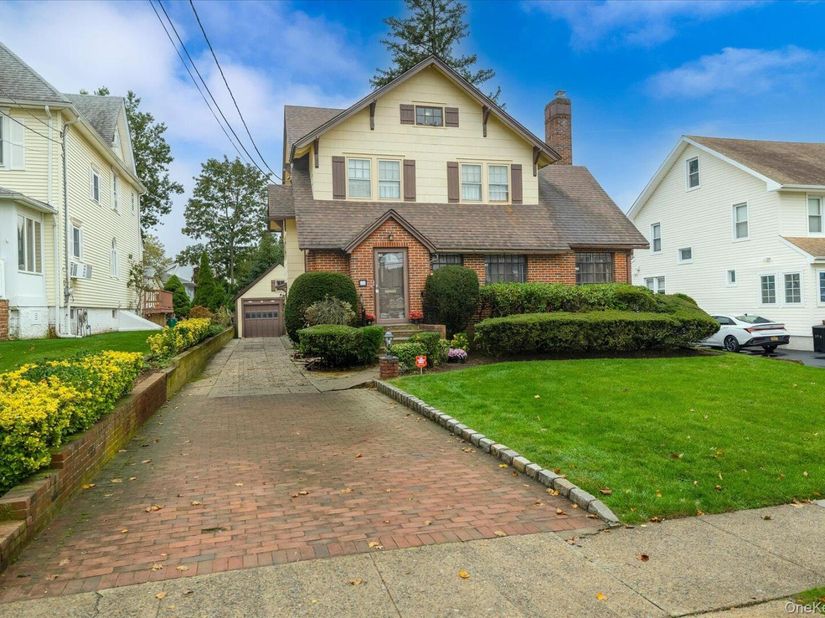 382 Scranton Avenue, Lynbrook NY 11563