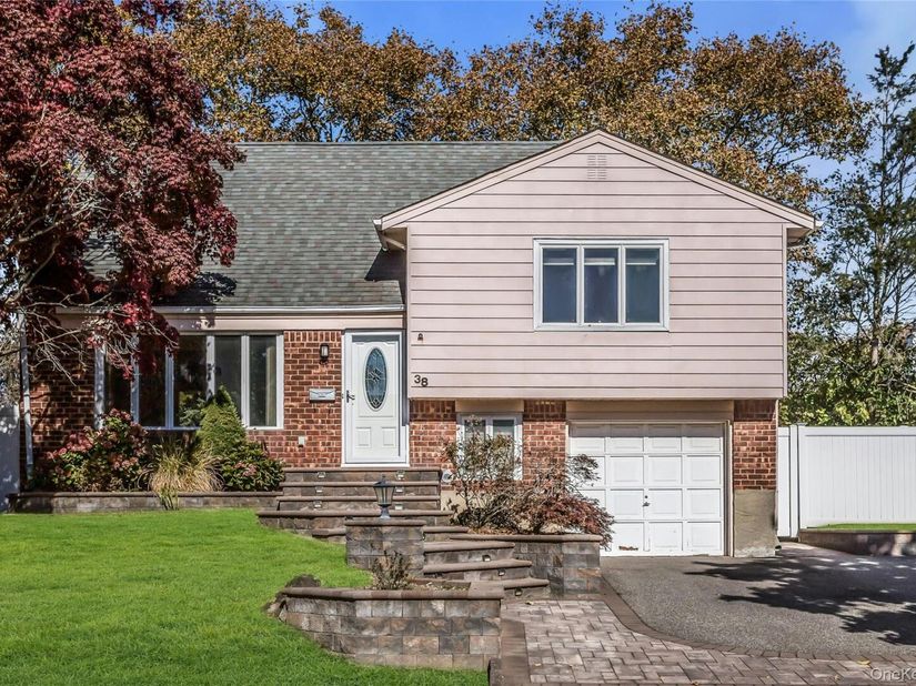 38 Garnet Lane, Plainview NY 11803