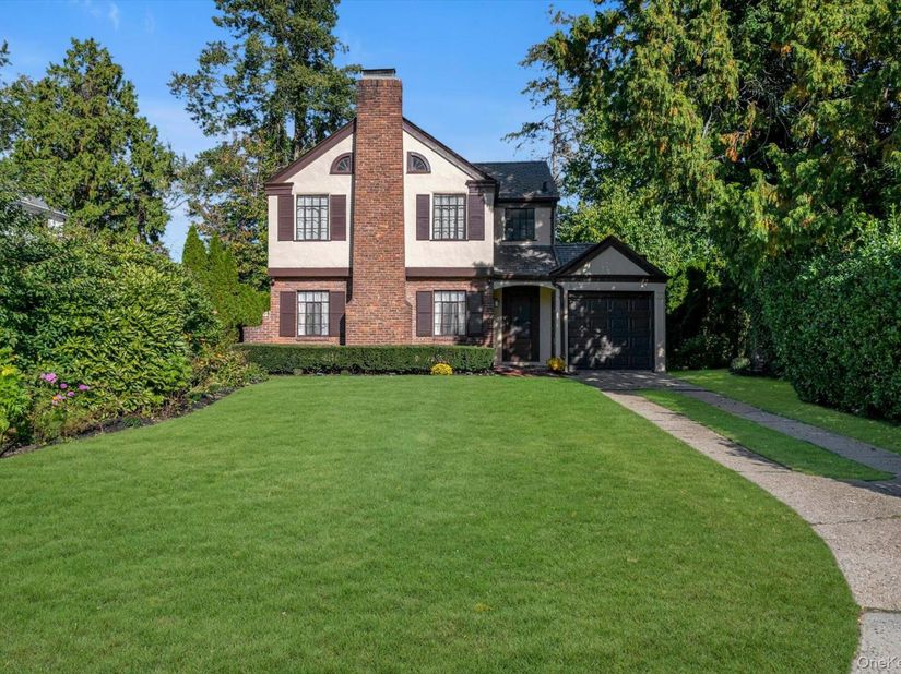 23 Stonehenge Road, Manhasset NY 11030