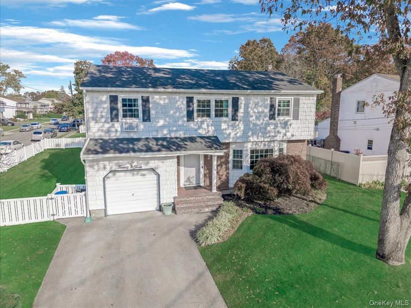 23 Paul Court, North Babylon NY 11703