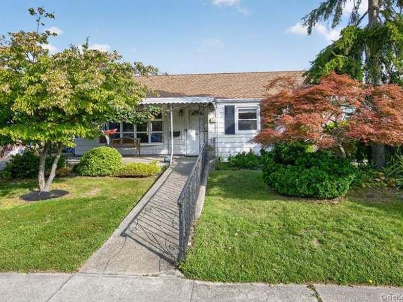 84 E Lido Promenade, Lindenhurst NY 11757