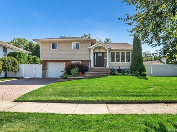 109 Plymouth Road, Plainview NY 11803