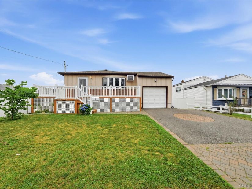 4 Farragut Avenue, Lindenhurst NY 11757