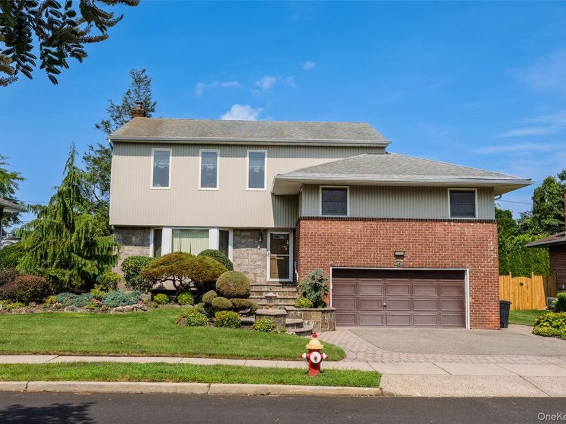 16 Winthrop Road, Plainview NY 11803
