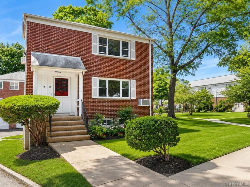 15-98 212 Street 276, Bayside NY 11360
