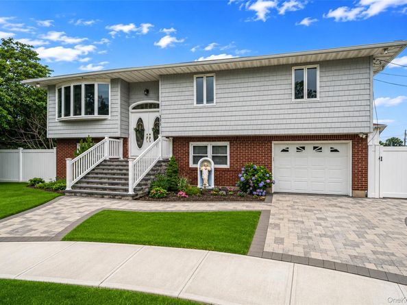 395 N Putnam Avenue, Lindenhurst NY 11757