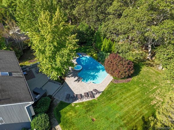 11 Clearmeadow Lane, Woodbury NY 11797