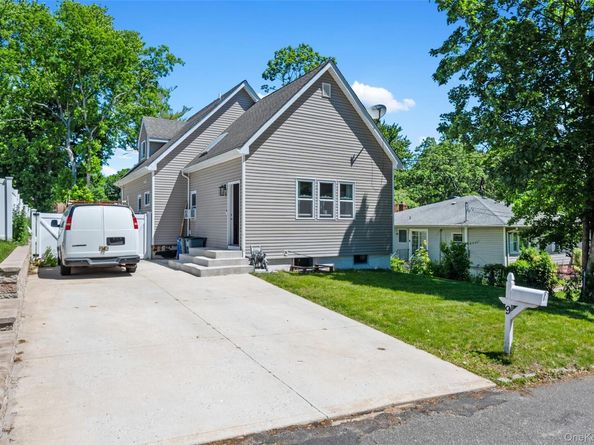 9 Pinedale Avenue, Farmingville NY 11738