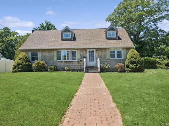 52 Center Street, Ronkonkoma NY 11779