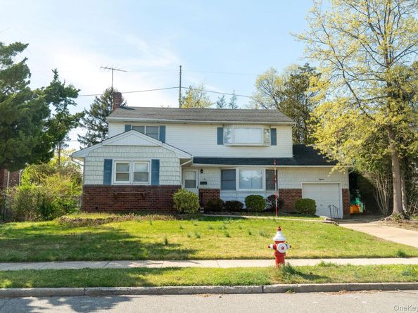 18 Edna Drive, Syosset NY 11791
