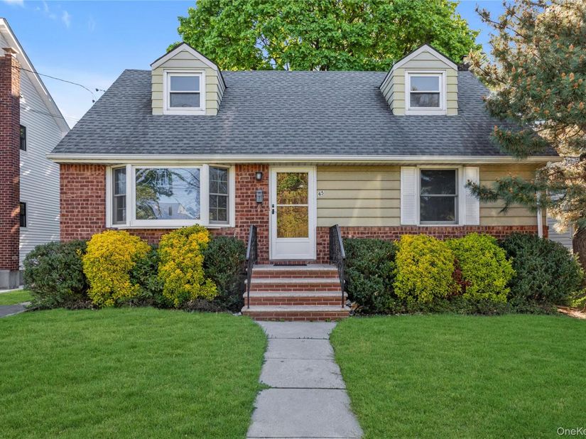65 Grant Avenue, Albertson NY 11507
