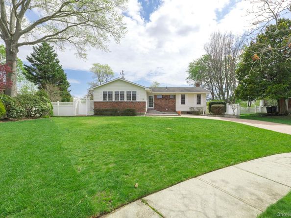 10 Fortune Court, Commack NY 11725